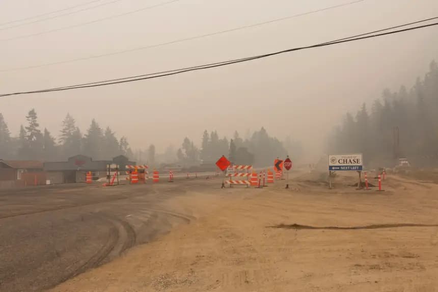 Las autoridades canadienses ordenaron la evacuación de unas 17,000 personas ante el rápido avance de varios incendios forestales que amenazan a comunidades indígenas en la provincia de Manitoba. Fotografía de archivo. EFE/EPA/Jackie Dives 