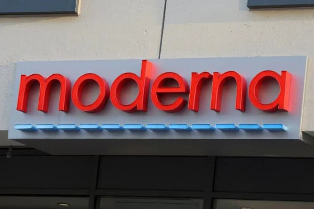 Un cartel señala la sede de Moderna, fabricante de la vacuna contra el COVID-19, en Cambridge, Massachusetts, el 28 de abril de 2022. (Brian Snyder/Reuters)
