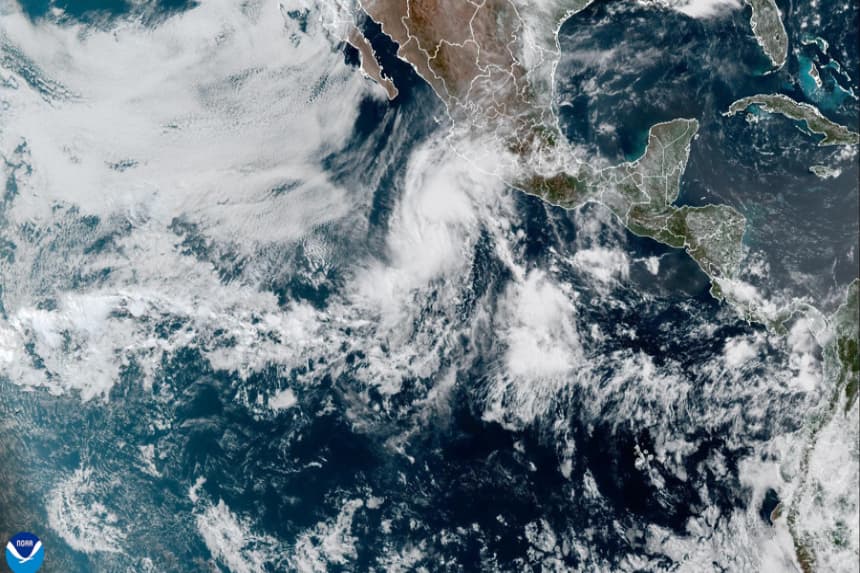 Fotografía satelital cedida por la Oficina Nacional de Administración Oceánica y Atmosférica (NOAA) a través del Centro Nacional de Huracanes (NHC) estadounidense, donde se muestra la localización de la tormenta tropical Alvin cerca de la costa del Pacífico mexicano. EFE/NOAA-NHC