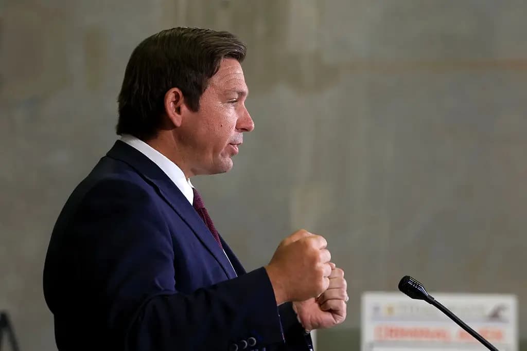 El gobernador de Florida, Ron DeSantis, habla durante una rueda de prensa en Miramar, Florida, el 1 de mayo de 2025. (Joe Raedle/Getty Images)
