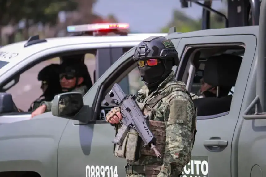 Soldados del Ejército Mexicano hacen guardia en Culiacán, Sinaloa, México, el 21 de septiembre de 2024. (Ivan Medina/AFP vía Getty Images)