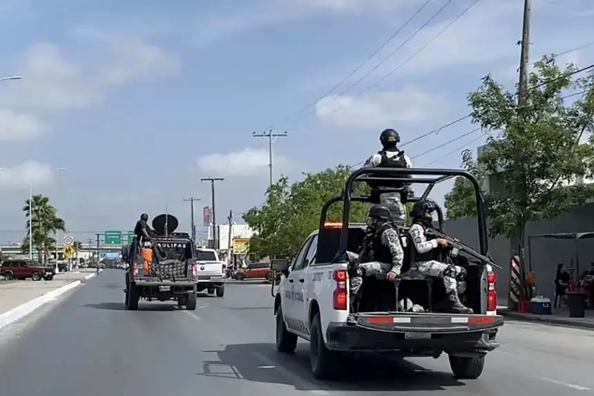 La Guardia Nacional y vehículos militares participan en un operativo en Matamoros, Tamaulipas, México, el 7 de marzo de 2023. (STR/AFP vía Getty Images)