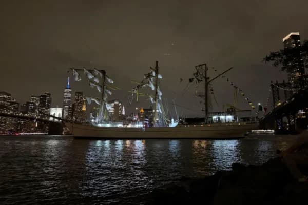 Un buque escuela de la Armada de México, el Cuauhtémoc, se encuentra varado tras chocar con el Puente de Brooklyn en Nueva York el 17 de mayo de 2025. (Kyle Viterbo/Foto de AP)