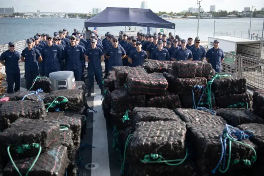 Fotografía cedida por la Guardia Costera estadounidense donde aparecen los miembros de la tripulación del buque costero Thetis (WMEC 910) posando frente a paquetes de drogas incautadas el 29 de mayo de 2025, en Port Everglades, Fort Lauderdale (Florida. EE. UU.). EFE/Diana Sherbs/Guardia Costera de EE. UU.