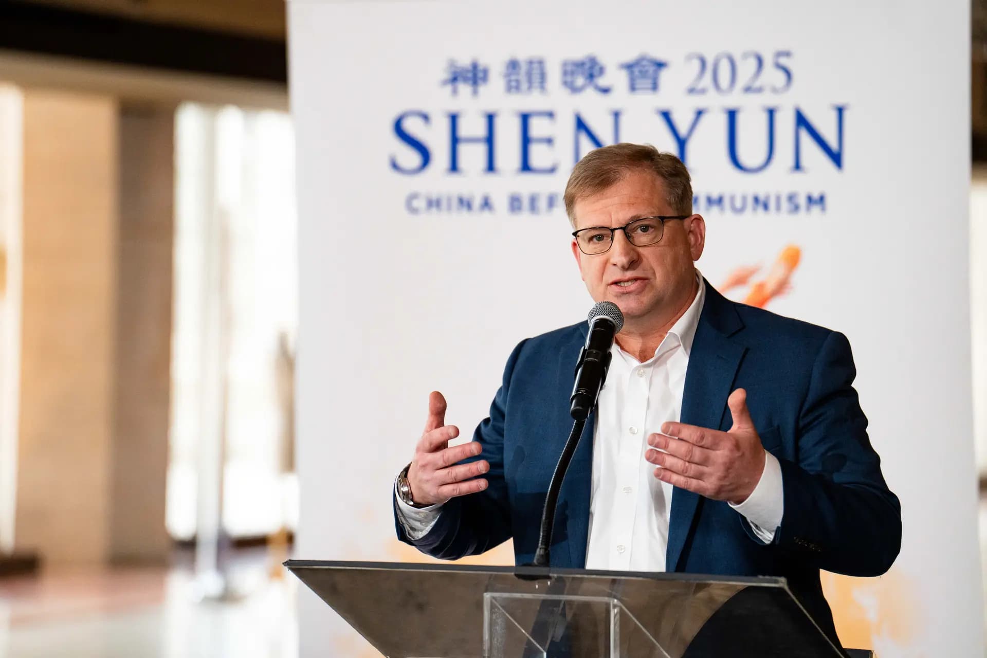 Levi Browde, director ejecutivo del Centro de Información de Falun Dafa, habla en una conferencia de prensa en la que se destacan las actividades de represión transnacional del Partido Comunista Chino contra Shen Yun, en el Lincoln Center de la ciudad de Nueva York, el 26 de marzo de 2025. (Samira Bouaou/The Epoch Times)