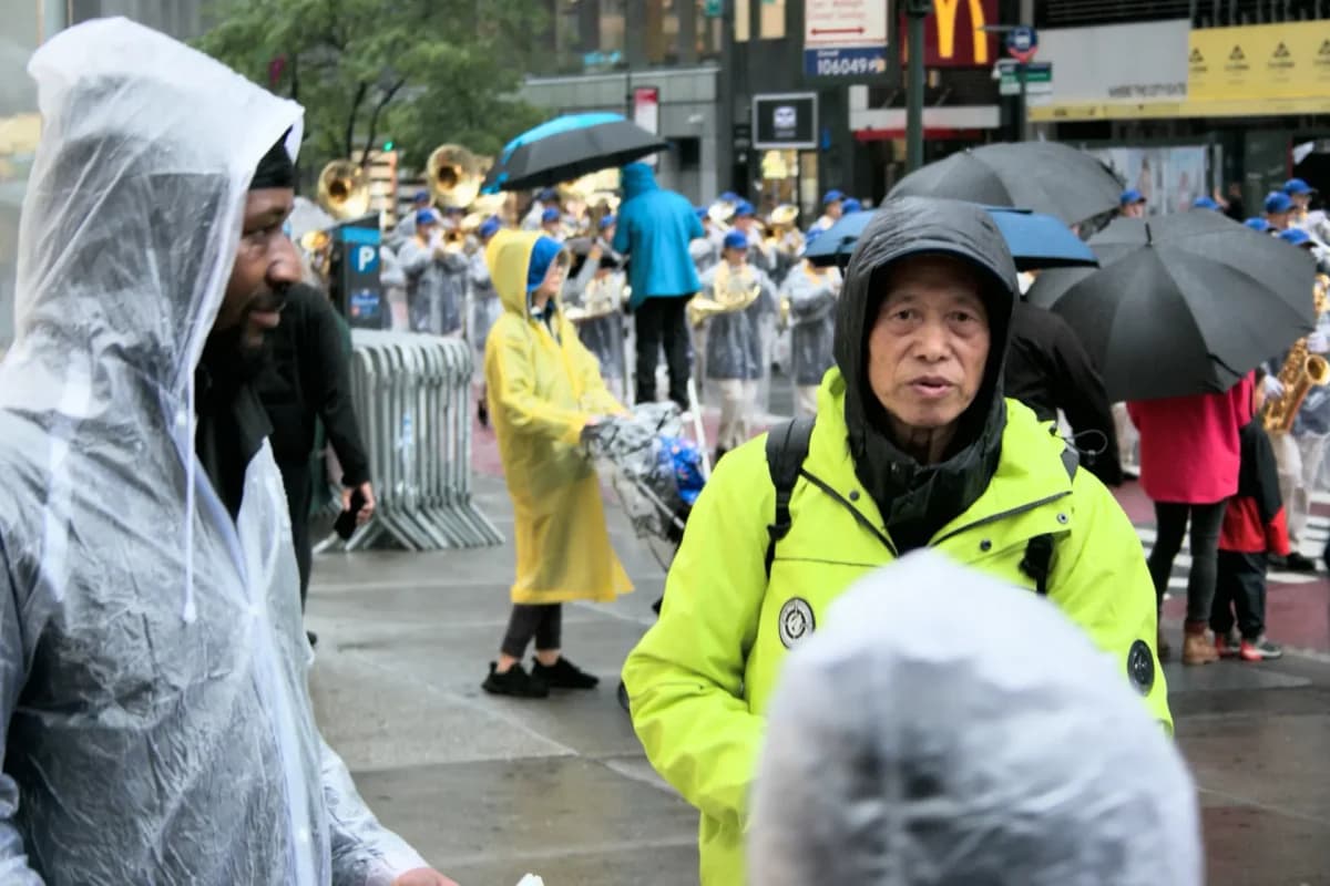 Liu Ningxiang (derecha) y manifestantes anti-Falun Gong intentan interrumpir un desfile de Falun Gong en Manhattan, Nueva York, el 9 de mayo de 2025. (Edwin Huang/The Epoch Times)