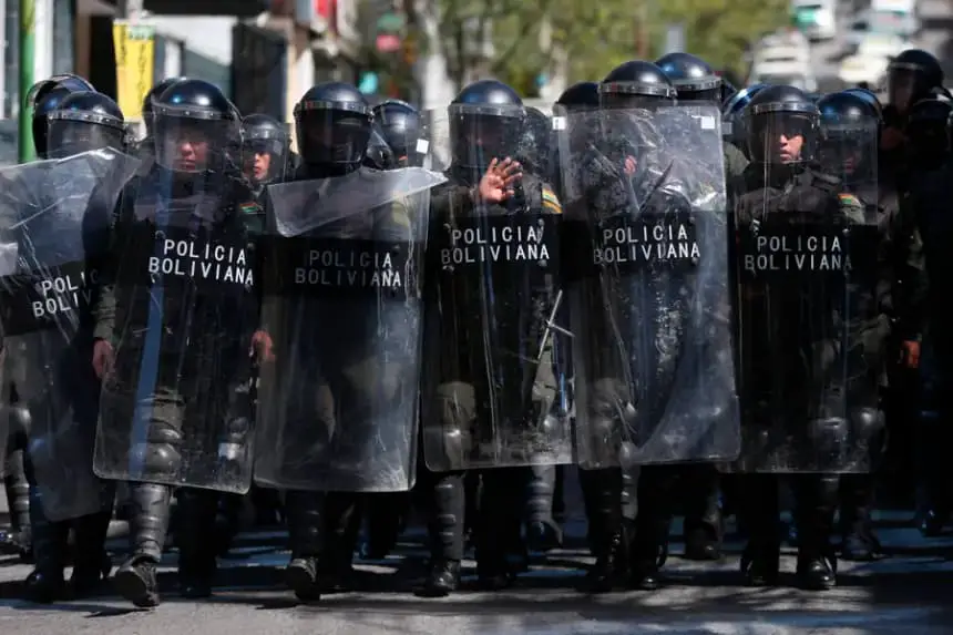 Integrantes de la Policía Boliviana se enfrentan con seguidores del expresidente Evo Morales (2006-2019) el 29 de mayo de 2025, en La Paz (Bolivia). EFE/Luis Gandarillas