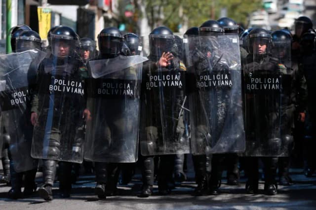 Integrantes de la Policía Boliviana se enfrentan con seguidores del expresidente Evo Morales (2006-2019) el 29 de mayo de 2025, en La Paz (Bolivia). EFE/Luis Gandarillas