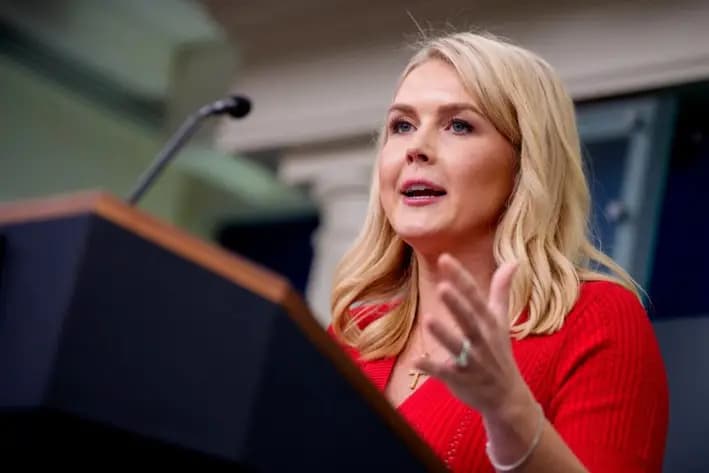 La secretaria de prensa de la Casa Blanca, Karoline Leavitt, habla con la prensa, el 29 de mayo de 2025. (Andrew Harnik/Getty Images)