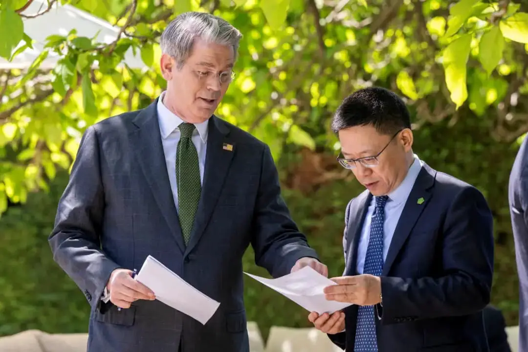 El secretario del Tesoro de EE. UU., Scott Bessent, habla con el viceministro de Finanzas chino, Liao Min, el día de la reunión bilateral entre Estados Unidos y China, en Ginebra, Suiza, el 11 de mayo de 2025. (Martial Trezzini/Reuters)