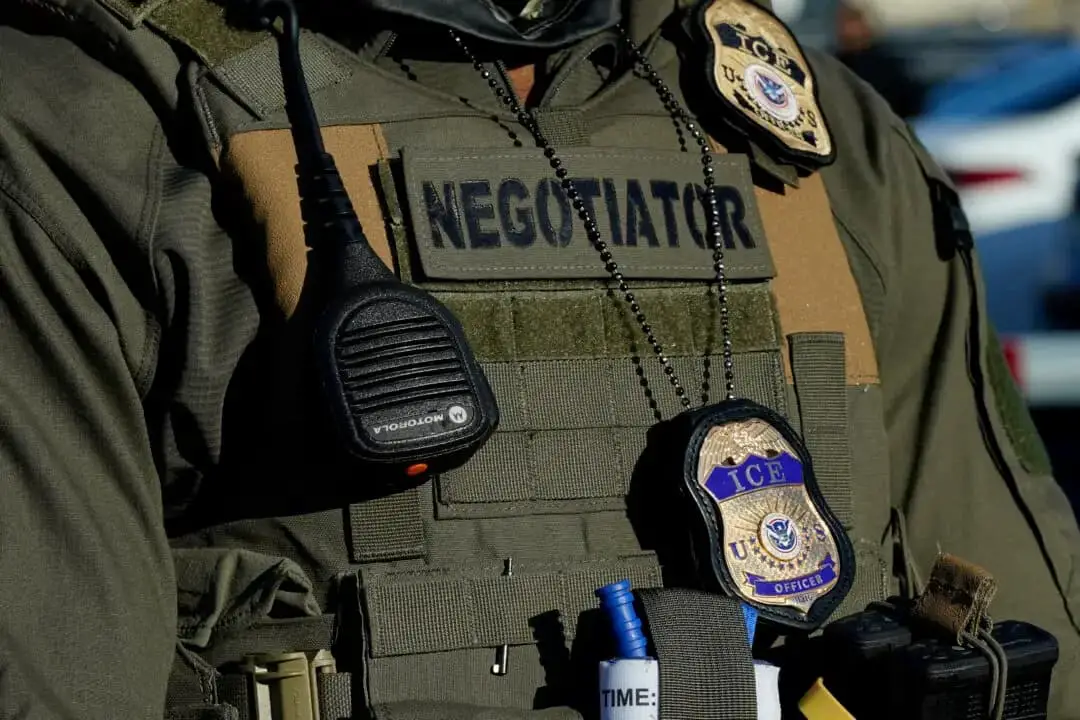 Agentes del Servicio de Inmigración y Control de Aduanas (ICE) junto a una puerta de Delaney Hall, un centro de detención de inmigrantes recientemente reconvertido en Elizabeth, Nueva Jersey, el 7 de mayo de 2025. (Timothy A. Clary/AFP a través de Getty Images)
