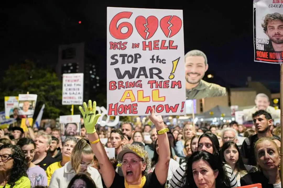 Personas participan en una manifestación en Tel Aviv para exigir la liberación de los rehenes el 28 de mayo de 2025. (Leo Correa/AP)