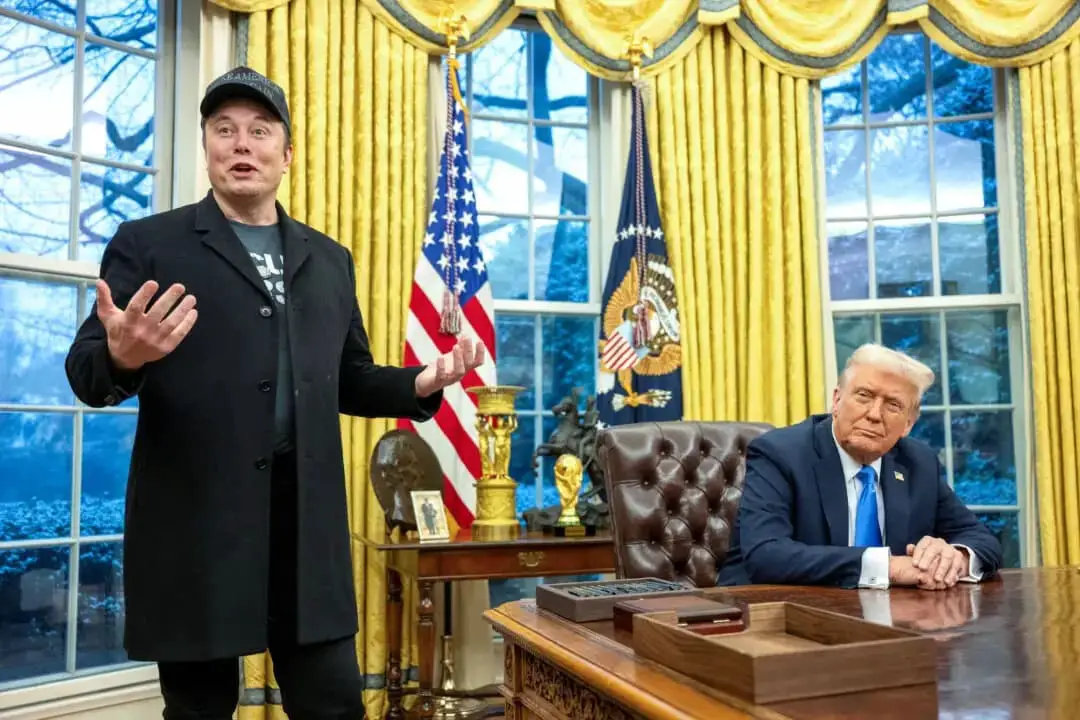 Elon Musk (izquierda) habla mientras el presidente Donald Trump observa en el Despacho Oval de la Casa Blanca el 11 de febrero de 2025. (Jim Watson/AFP a través de Getty Images)
