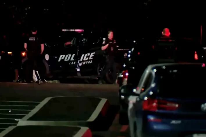 Esta imagen, extraída de un video proporcionado por KOMO, muestra a la policía trabajando en la escena de un tiroteo en el parque Harry Todd, en Lakewood, Washington, el miércoles 28 de mayo de 2025.   (KOMONEWS.COM vía AP)