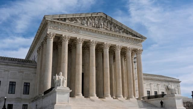 Corte Suprema permite al gobierno retirar el permiso de permanencia temporal a inmigrantes de 4 países