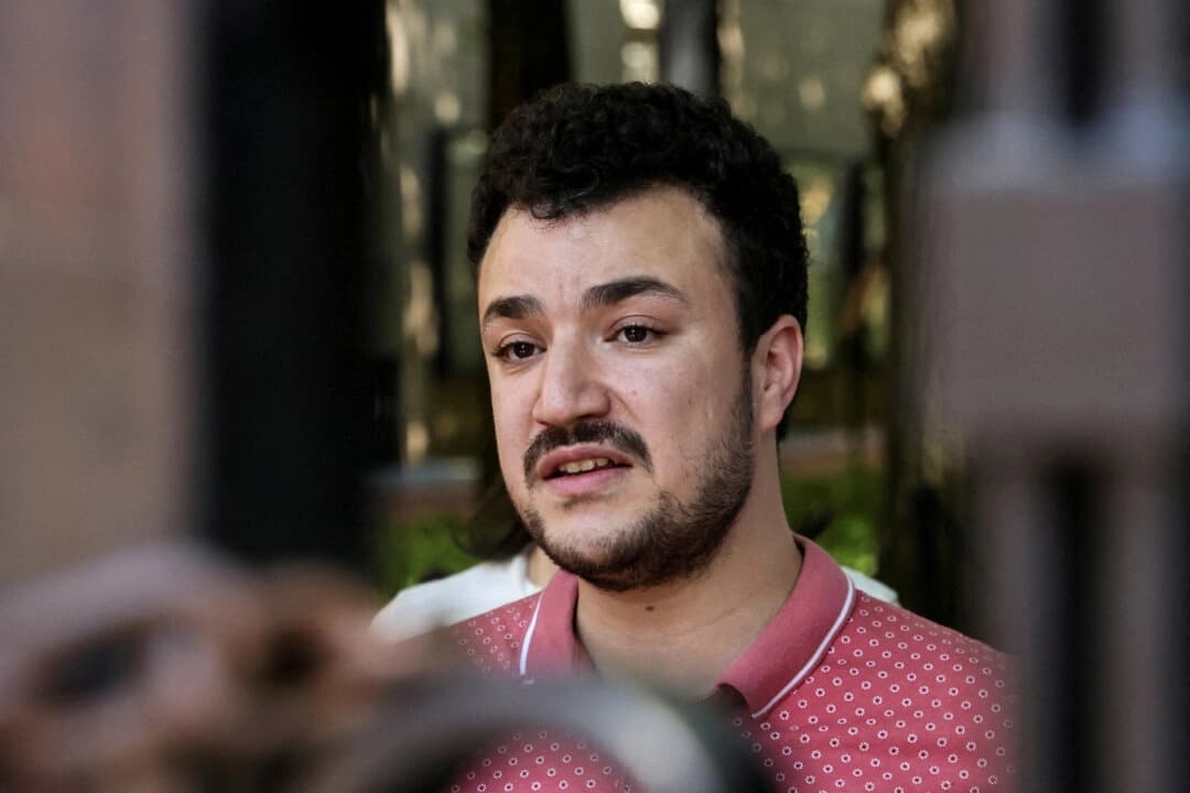 Mahmoud Khalil habla con miembros de los medios de comunicación sobre el campamento Revolt for Rafah en la Universidad de Columbia durante el conflicto en curso entre Israel y el grupo terrorista Hamás en Gaza, en la ciudad de Nueva York, el 1 de junio de 2024. (Jeenah Moon/Foto de archivo/Reuters)