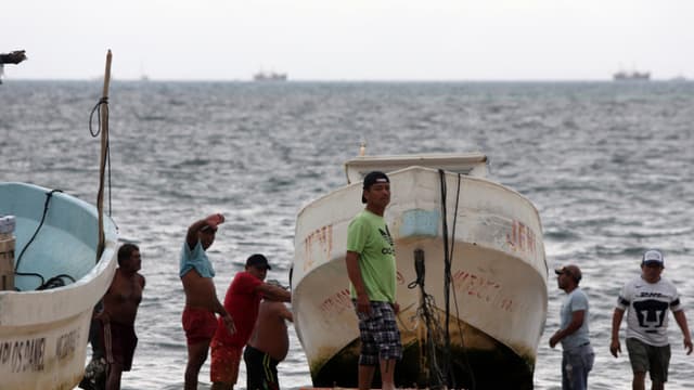 Tormenta Alvin avanza paralela a costas del Pacífico mexicano y provoca fuertes lluvias