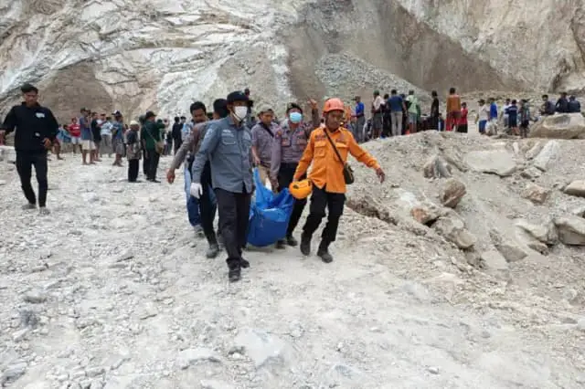 Suben a 14 los muertos tras avalancha en una cantera en Indonesia