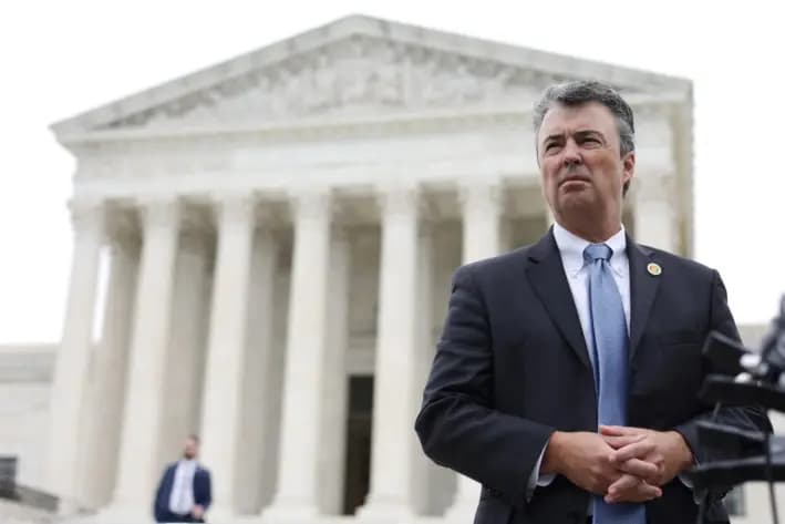 El fiscal general de Alabama, Steve Marshall, habla con miembros de los medios de comunicación tras los argumentos orales del caso Merrill vs Milligan en la Corte Suprema de Estados Unidos, en Washington, el 4 de octubre de 2022. (Alex Wong/Getty Images)