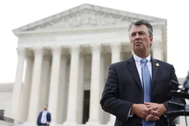 El fiscal general de Alabama, Steve Marshall, habla con miembros de los medios de comunicación tras los argumentos orales del caso Merrill vs Milligan en la Corte Suprema de Estados Unidos, en Washington, el 4 de octubre de 2022. (Alex Wong/Getty Images)