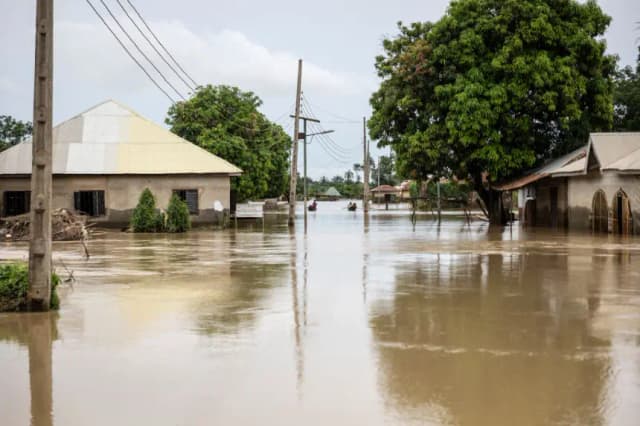 Casas sumergidas en una zona inundada de Adaha (Nigeria), el 22 de octubre de 2024. (Olympia De Maismont/AFP vía Getty Images)