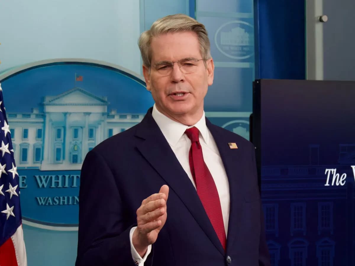 El secretario del Tesoro, Scott Bessent, habla con los periodistas durante una rueda de prensa en la Casa Blanca el 29 de abril de 2025. (Travis Gillmore/The Epoch Times)