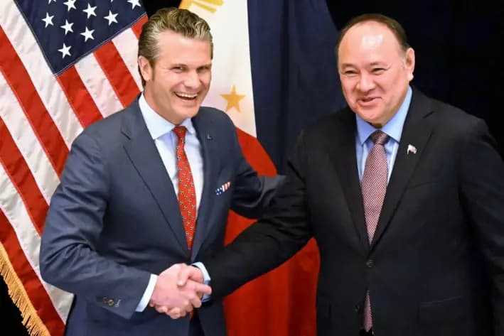 El secretario de Defensa de Estados Unidos, Pete Hegseth (izq.), estrecha la mano del secretario de Defensa Nacional de Filipinas, Gilberto Teodoro (der.), antes de una reunión bilateral en el marco de la Cumbre del Diálogo de Shangri-La en Singapur, el 30 de mayo de 2025. (Mohd Rasfan/AFP vía Getty Images)