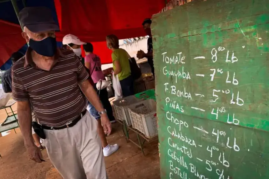 Un hombre lee los nuevos precios en un mercado verde de La Habana (Cuba), el 4 de enero de 2021. (Adalberto Roque/AFP vía Getty Images)