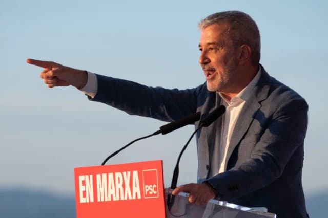 Jaume Collboni, alcalde barcelonés, gesticula mientras pronuncia un discurso durante un mitin de campaña en Barcelona el 4 de mayo de 2023. (Josep Lago/AFP vía Getty Images)
