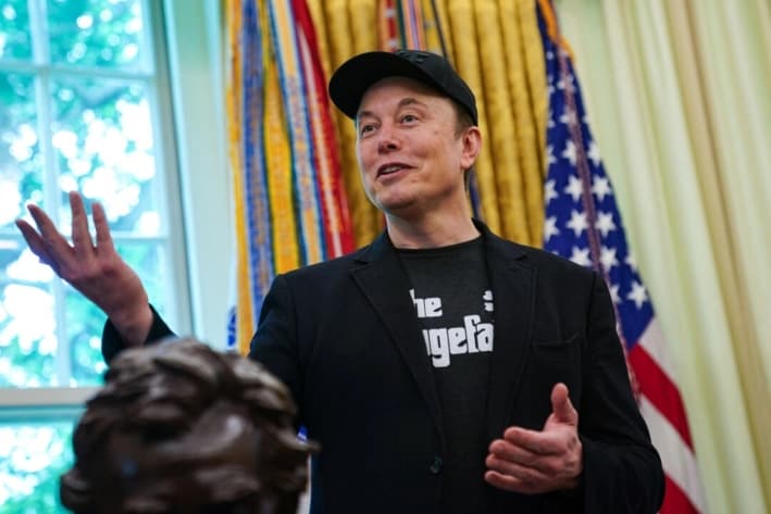 Elon Musk habla durante una conferencia de prensa con el presidente estadounidense Donald Trump en la Oficina Oval de la Casa Blanca, en Washington, el 30 de mayo de 2025. (Allison Robbert/AFP vía Getty Images)