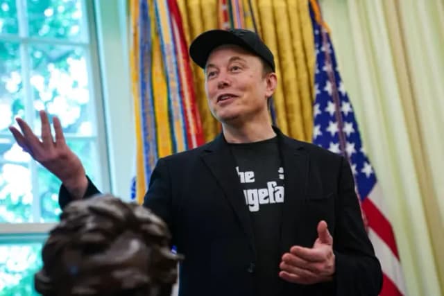 Elon Musk habla durante una conferencia de prensa con el presidente estadounidense Donald Trump en la Oficina Oval de la Casa Blanca, en Washington, el 30 de mayo de 2025. (Allison Robbert/AFP vía Getty Images)