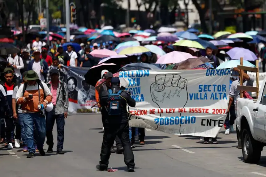 Maestros de la Coordinadora Nacional de Trabajadores de la Educación (CNTE) protestan el 30 de mayo de 2025, en Ciudad de México (México). EFE/ Sáshenka Gutiérrez