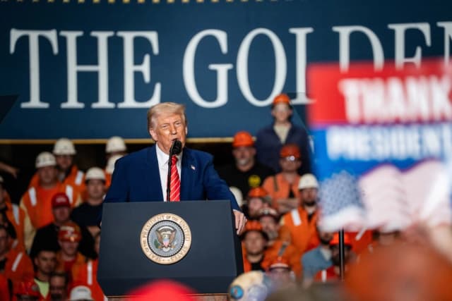 El presidente Donald Trump pronuncia un discurso en la U.S. Steel Corporation – Irvin Works, en West Mifflin, Pensilvania, el 30 de mayo de 2025. (Madalina Vasiliu/The Epoch Times)