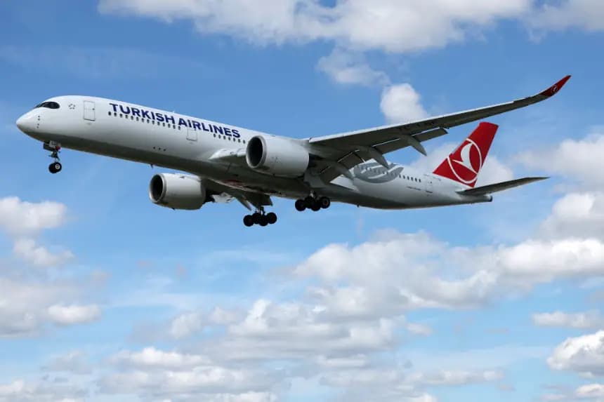 Un Airbus A350-941 de Turkish Airlines aterriza en el aeropuerto de Heathrow, al oeste de Londres, el 29 de abril de 2024. (Adrian Dennis/AFP vía Getty Images)