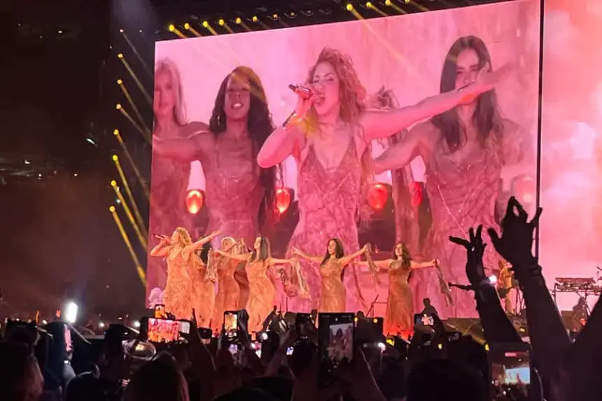 La cantante colombiana Shakira canta durante un concierto de su gira "Las mujeres ya no lloran world tour" el 29 de mayo de 2025, en el MetLife Stadium en Nueva Jersey (Estados Unidos). EFE/ Nora Quintanilla