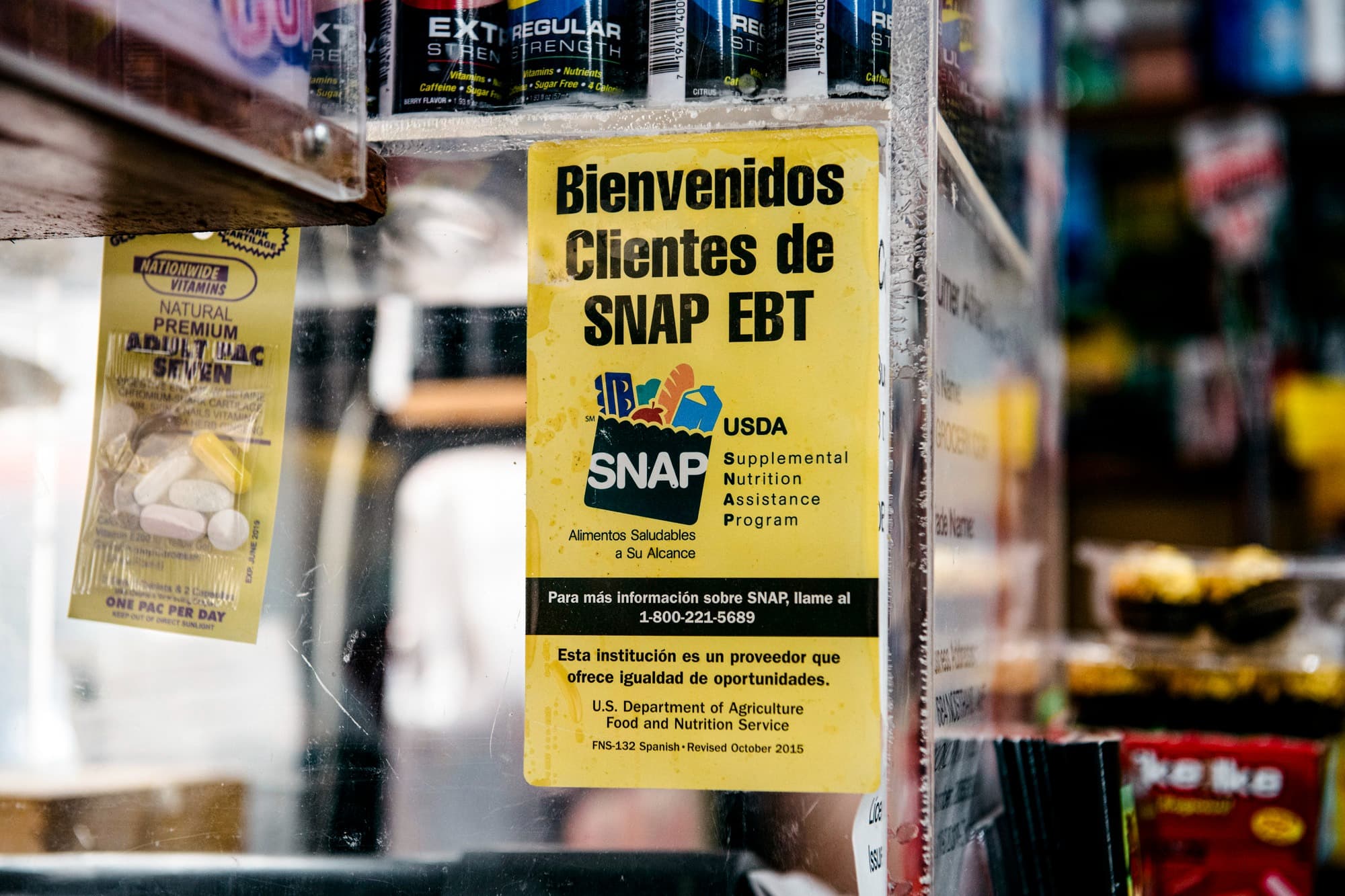 Un cartel que informa a los clientes sobre los beneficios de los cupones de alimentos SNAP en una tienda de comestibles de Brooklyn, Nueva York, el 5 de diciembre de 2019. (Scott Heins/Getty Images).