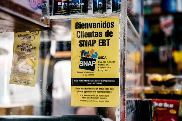 Un cartel que informa a los clientes sobre los beneficios de los cupones de alimentos SNAP en una tienda de comestibles de Brooklyn, Nueva York, el 5 de diciembre de 2019. (Scott Heins/Getty Images).