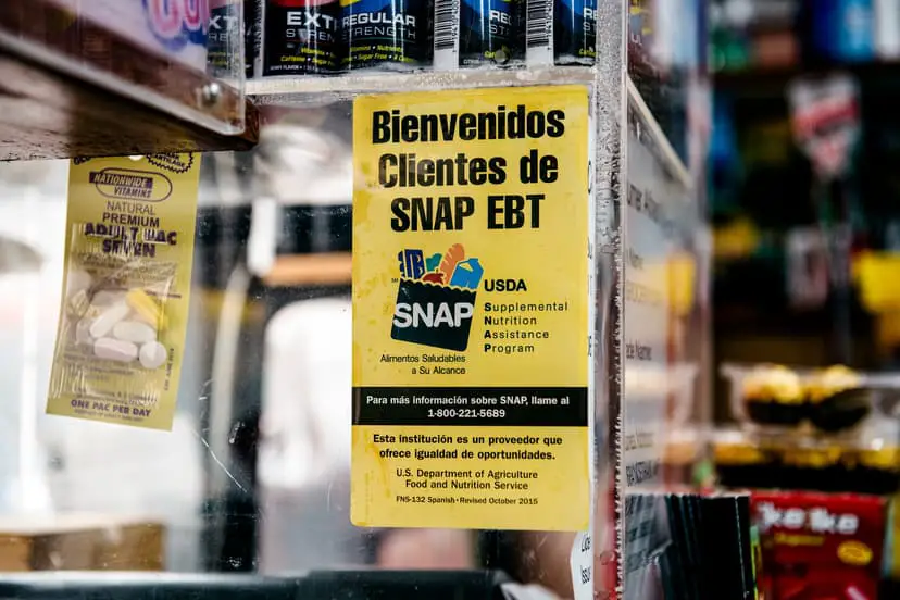 Un cartel que informa a los clientes sobre los beneficios de los cupones de alimentos SNAP en una tienda de comestibles de Brooklyn, Nueva York, el 5 de diciembre de 2019. (Scott Heins/Getty Images).