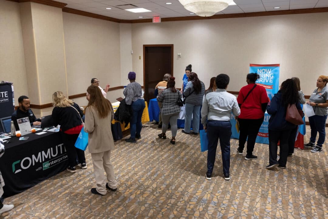 Las personas hablan con representantes de colocación laboral y desarrollo profesional durante una feria de empleo para trabajadores federales despedidos en las últimas semanas por recortes de personal, organizada por el Sindicato Nacional de Empleados del Tesoro (NTEU) en Kansas City el 15 de marzo de 2025. (Chase Castor/Reuters)