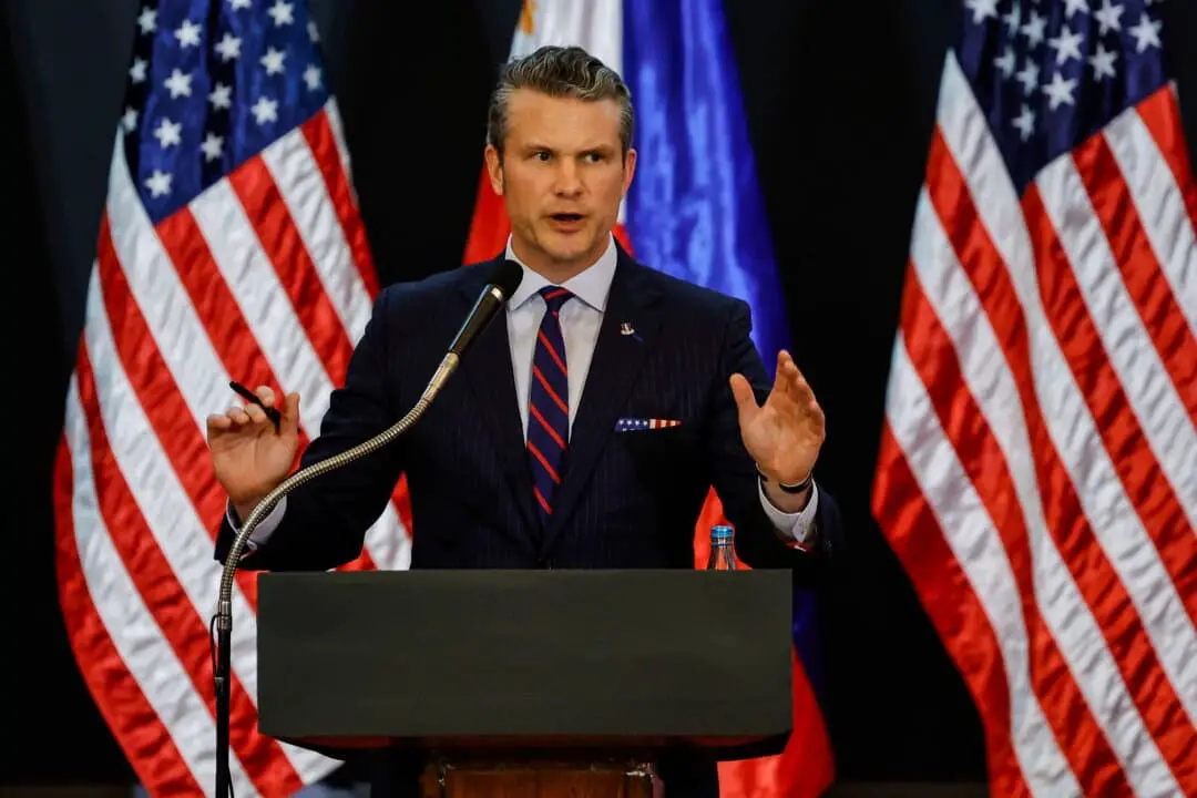El secretario de Defensa de Estados Unidos, Pete Hegseth, ofrece una rueda de prensa conjunta con el secretario de Defensa de Filipinas, Gilberto Teodoro, en el cuartel general de las Fuerzas Armadas de Filipinas, en Camp Aguinaldo, en Quezon City, Filipinas, el 28 de marzo de 2025. (Gerard Carreon, archivo/Foto de AP)
