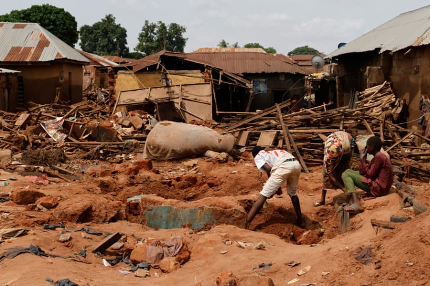 La gente busca en un área inundada después de fuertes lluvias en la ciudad de Mokwa, estado de Níger, Nigeria, el 31 de mayo de 2025. EFE/EPA/Afolabi Sotunde 
