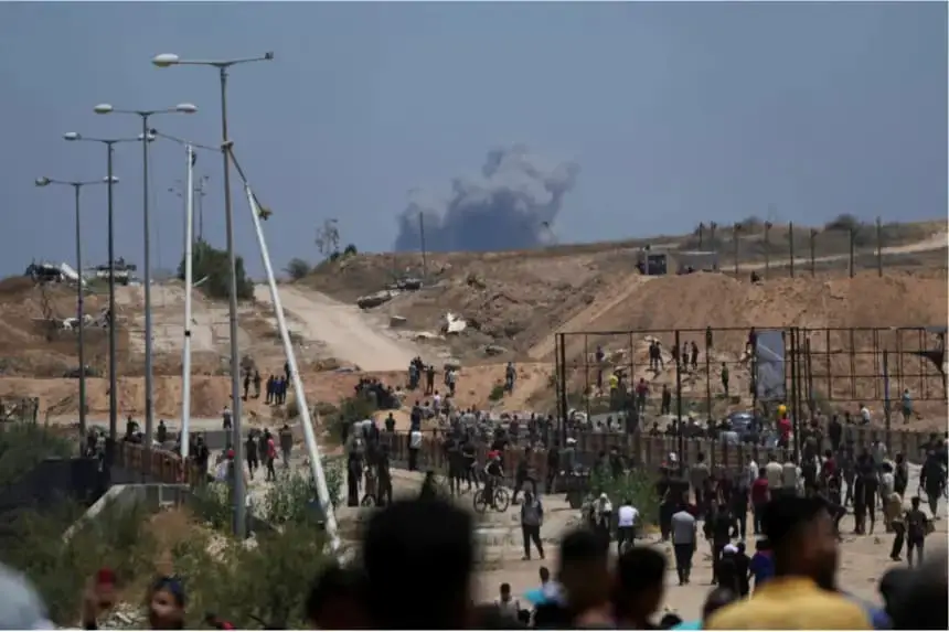El humo se eleva después de un bombardeo israelí en Gaza, visto desde un centro de distribución de ayuda humanitaria en Khan Younis, Franja de Gaza, el 29 de mayo de 2025. (Abdel Kareem Hana/AP)