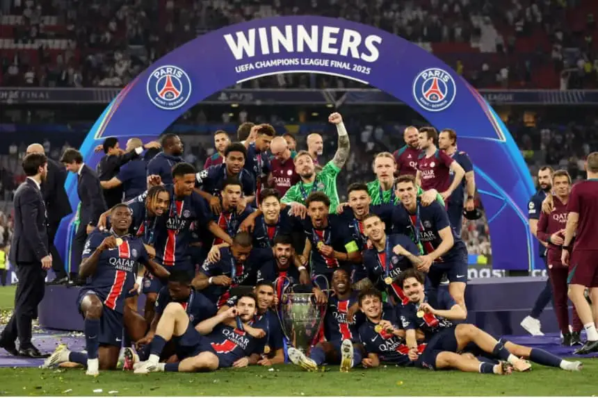 Los jugadores del Paris Saint-Germain posan para una fotografía con el trofeo de la UEFA Champions League después de la victoria de su equipo, para asegurar el primer título de la UEFA Champions League para el PSG en la historia del club y un marcador récord de victoria en la final de la UEFA Champions League de 5-0, después de la final de la UEFA Champions League 2025 entre PSG y FC Internazionale Milano en el Munich Football Arena en Múnich, Alemania, el 31 de mayo de 2025. (Carl Recine/Getty Images)