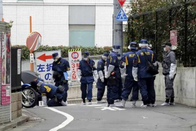 Investigadores de la policía japonesa trabajan en la escena del asesinato del YouTuber Airi Sato, en el distrito Takadanobaba de Tokio, el 11 de marzo de 2025. (Kyodo News vía AP)
