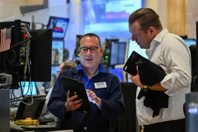Operadores trabajan en el parqué de la Bolsa de Valores de Nueva York, el 30 de mayo de 2025. (Angela Weiss/AFP vía Getty Images)