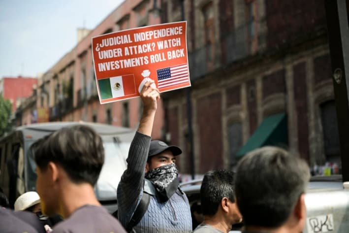 Un funcionario judicial protesta contra la reforma judicial frente al Palacio Nacional en la Ciudad de México, el 15 de octubre de 2024, durante la Cumbre de Alto Nivel entre líderes y empresarios mexicanos y estadounidenses. (YURI CORTEZ/AFP vía Getty Images)