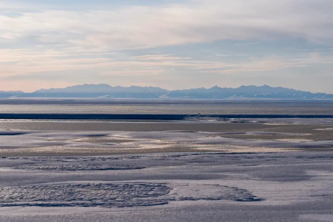 La laguna Kaktovik y las montañas Brooks Range del Refugio Nacional de Vida Silvestre del Ártico se ven en Kaktovik, Alaska, el 15 de octubre de 2024. (Foto AP/Lindsey Wasson, Archivo)