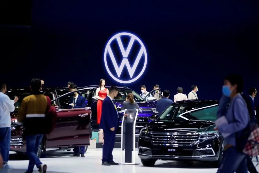 La gente visita el stand de Volkswagen durante una jornada de prensa para la exposición Auto Shanghai en Shanghái, China, el 19 de abril de 2021. (Aly Song/Reuters)