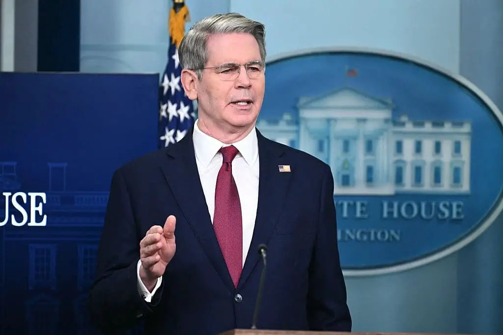 El secretario del Tesoro de EE. UU., Scott Bessent, habla durante la rueda de prensa diaria en la sala Brady de la Casa Blanca en Washington D. C., el 29 de abril de 2025. (Foto de Mandel NGAN / AFP) (Foto de MANDEL NGAN/AFP a través de Getty Images)