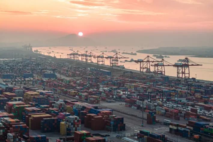 Contenedores de carga apilados al atardecer en el puerto de Nanjing, en la provincia oriental de Jiangsu, China, el 4 de enero de 2024. (STR/AFP vía Getty Images)